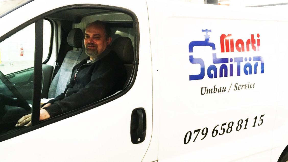 Bruno Marti im Firmenwagen mit dem Marti Sanitär Logo und der Telefonnummer 079 658 81 15